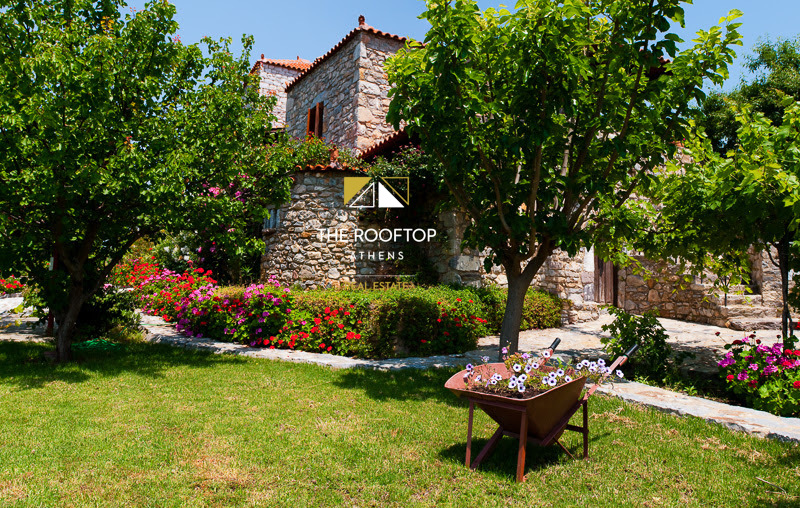 MANI : Luxurious traditional stone house