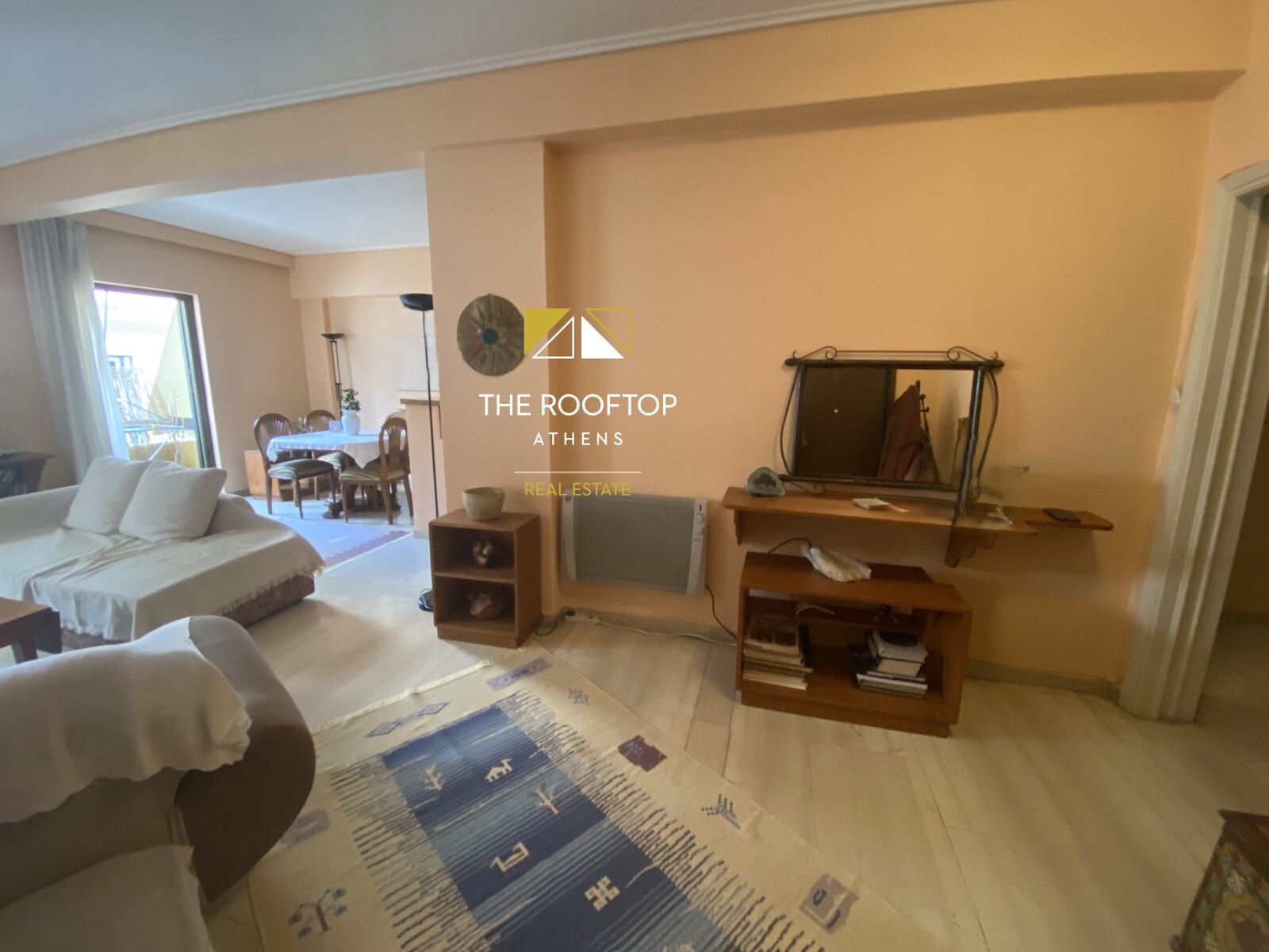Mets: Elevated ground floor apartment ( 96sqm)